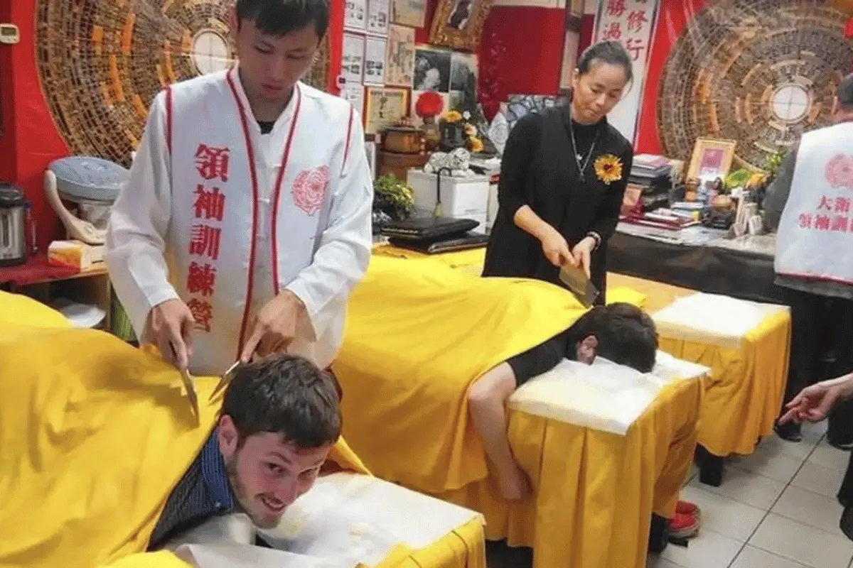 Massage bằng dao cổ